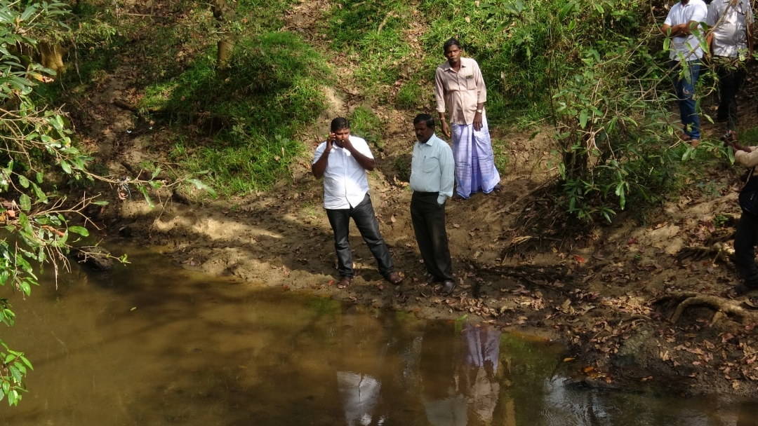 40 ஆண்டுகள் பழமையான பாலம், 40 ஆயிரம் தடவை அதிகாாிகள், அரசியல்வாதிகளிடம் கூறியும் பயனில்லை, நோில் சென்றாா் ரவிகரன்..