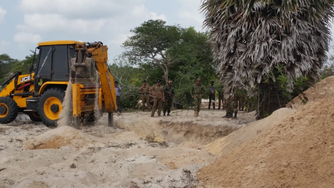 ஆயுதங்கள் இருப்பதாக கூறி கிணறு கிண்டிய பொலிஸாா் மற்றும் அதிரடிப்படையினா்..