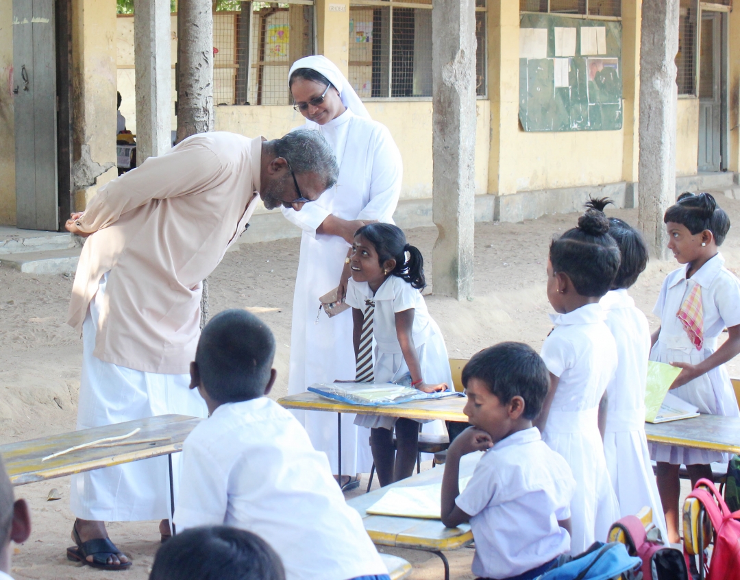 கிளிநொச்சியில் பாடசாலைகளுக்குள் நுழைந்த ஆளுநர். என்ன செய்தார்..?