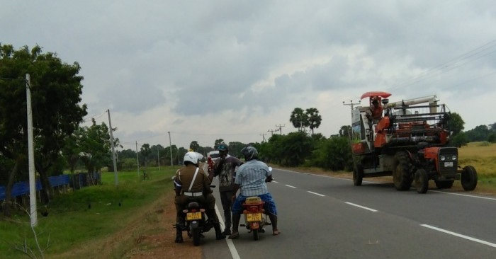 அறுபடை இயந்திரங்களை வழிமறித்து இலஞ்சம் வாங்கும் பொலிஸாா், இனிமேல் நடக்காது என்கிறாா் பிரதி பொலிஸ்மா அதிபா்..