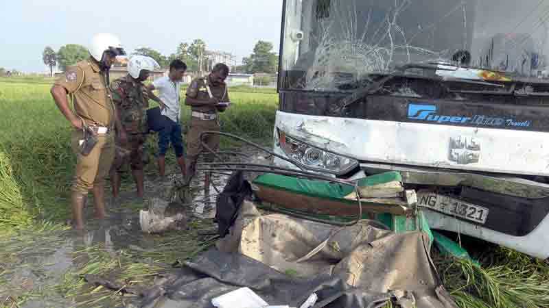 ஓட்டோவை நசுக்கியது சொகுசு பஸ் - சாரதி பலி!