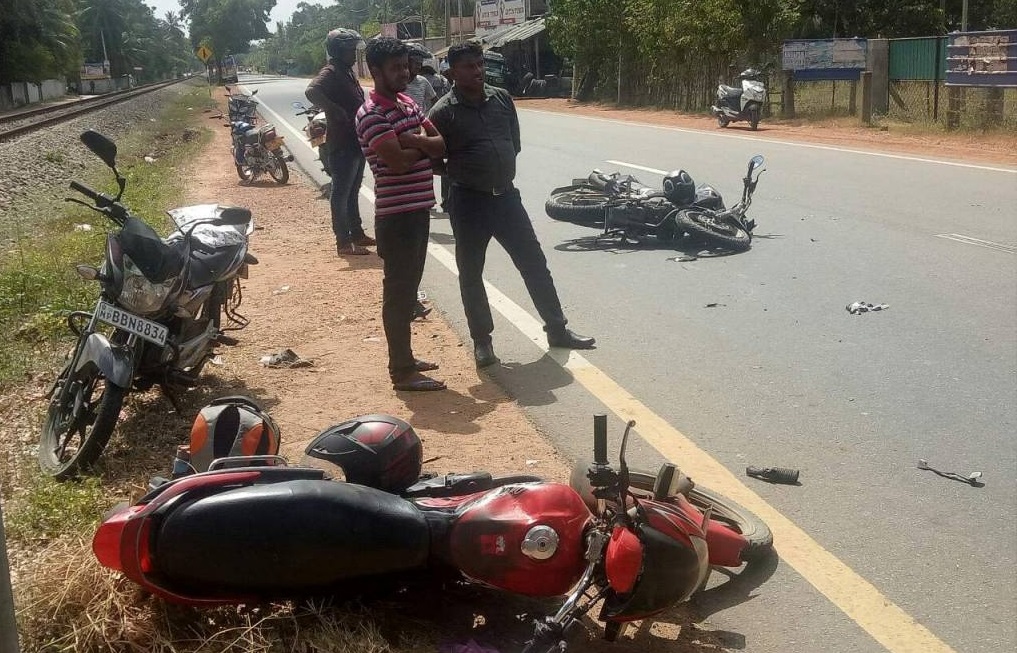 மீசாலையில் விபத்து, 3 போ் படுகாயம் இரு மோட்டாா் சைக்கிள்கள் சேதம்..