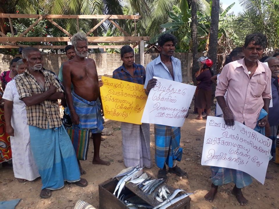 “வலி வடக்கு பிரதேச சபையே மக்களை வதைக்காதே” மீன் வியாபாரிகள் போராட்டம்!!