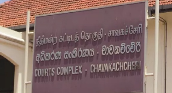 மோட்டாா் சைக்களில் பயணித்தவரை மோதி தள்ளிவிட்டு, தப்பி ஓடி வாகனத்தை ஒளித்துவைத்த சாரதி மாட்டினாா்..