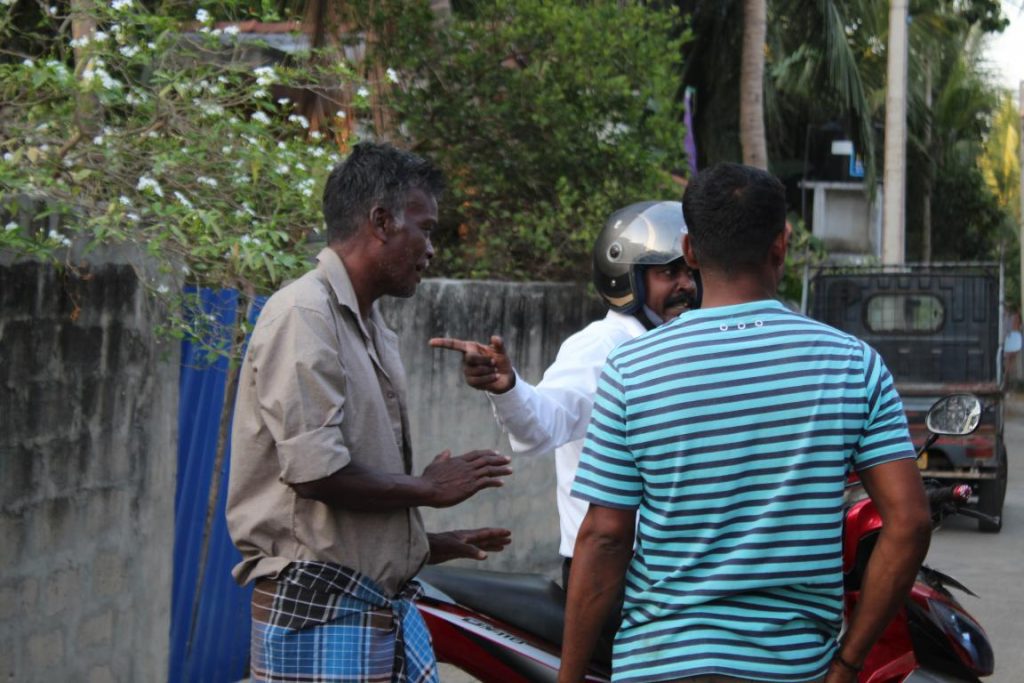 தெருநாயை விரட்டியடிப்பதுபோல் யாழ்.மாநகரசபையின் பிரதி முதல்வரை விரட்டியடித்த மக்கள்..! நின்ற இடம்தொியாமல் ஓடினாா்..