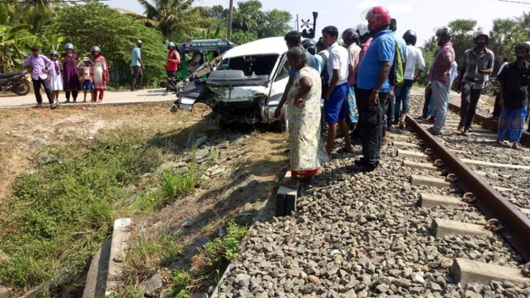 கிளிநொச்சியில் ஹயஸ் வாகனத்தை மோதிய ரயில், துாக்கி எறியப்பட்ட ஹயஸ் வாகத்திலிருந்து மயிாிழையில் தப்பிய சாரதி.