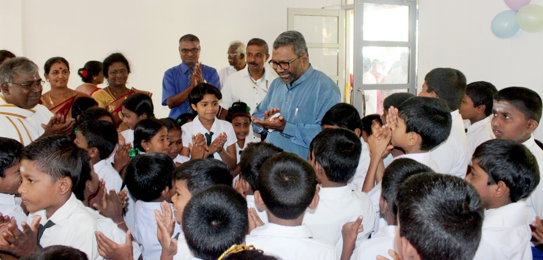 அருகில் உள்ள பாடசாலை சிறந்த பாடசாலை, இரு பாடசாலை கட்டிடங்களை திறந்துவைத்த வடக்கு ஆளுநா்..