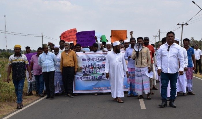 கடற்படையினரை வெளியேற்றக் கோரி சிலாவத்துறையில் பாரிய பேரணி!