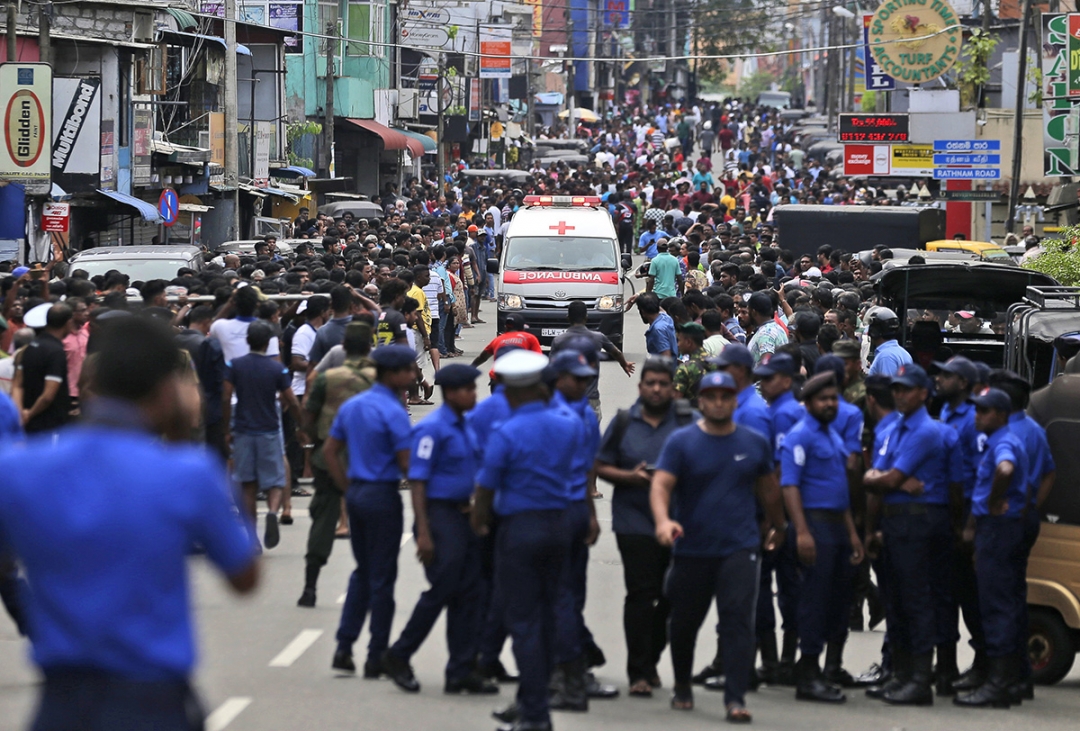 வெள்ளவத்தை ராமகிருஷ்ணா வீதியில் வைத்து பாரிய குண்டுகளுடன் சிக்கிய நபர்கள் - பல இடங்களில் குண்டுவைக்க திட்டம்....?