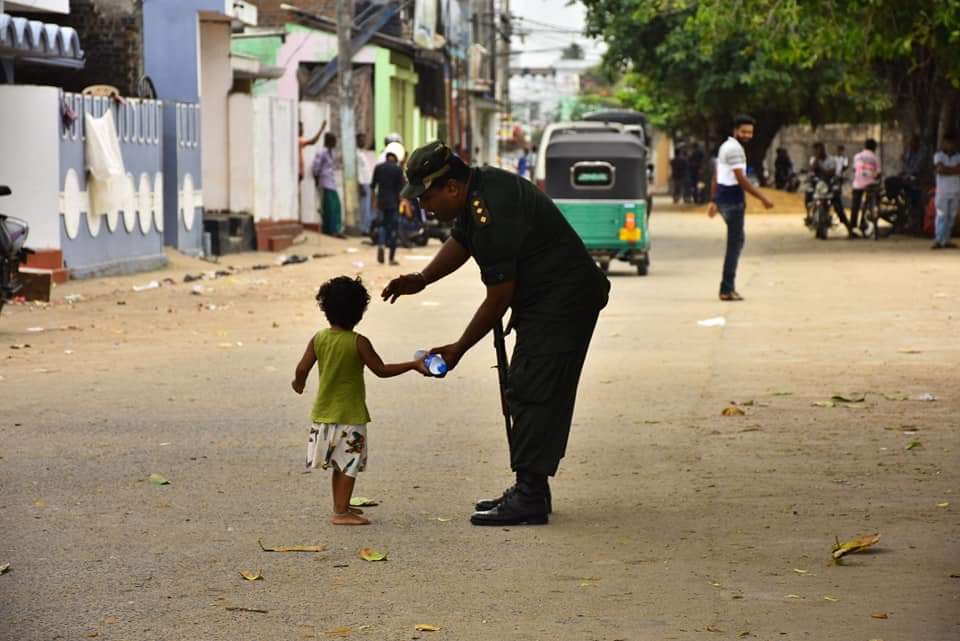 மனதை உருக்கும் பச்சிளம் குழந்தையின் செயல்..!