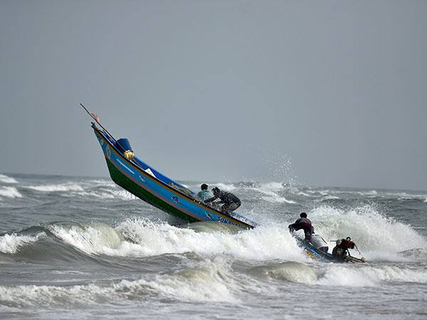 திருகோணமலையிலிருந்து 670 கிலோ மீற்றா் துரத்தில் பாாிய சூறாவளியாக மாறியிருக்கும் “போனி”..! மக்களுக்கு எச்சாிக்கை.