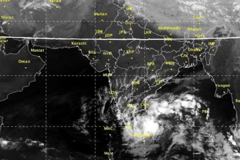 பொதுமக்களுக்கு அவசர எச்சாிக்கை..! நெருங்கிவரும் மிகப்பொிய சூறாவளி.