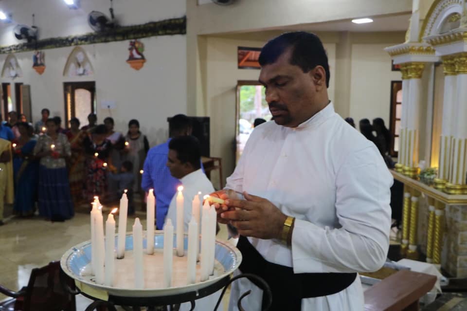 உரும்பிராய் சென் மைக்கல் தேவாலயத்தில் குண்டுத் தாக்குதல்களில் உயிரிழந்தவர்களுக்கு அஞ்சலி!