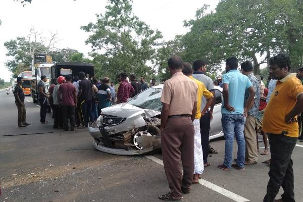 வவுனியா- ஓமந்தையில் மரத்துடன் மோதியது கார்- மூவர் படுகாயம்!