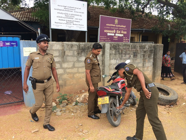 யாழ்.நல்லூர் பகுதியில் நீண்ட நேரம் நின்ற மோட்டர் சைக்கிளால் பதற்றம்!!