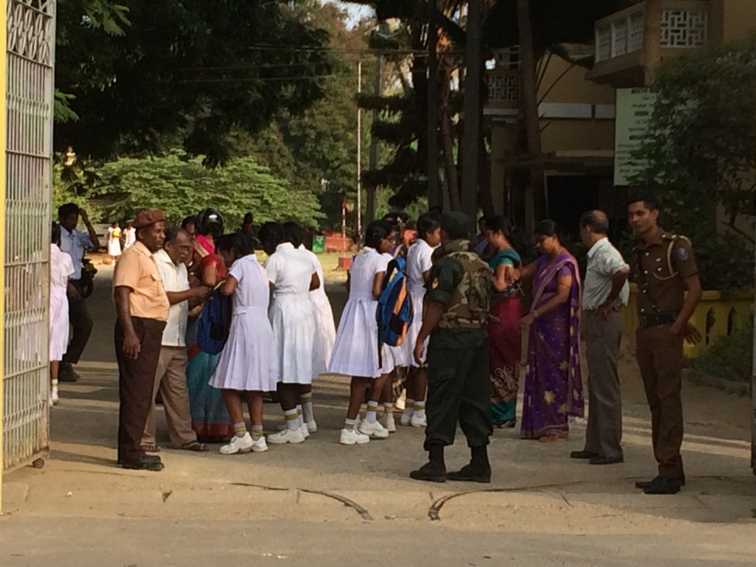 அதியுச்ச இராணுவ, பொலிஸ் பாதுகாப்புடன் பாடசாலைகள் இன்று ஆரம்பம்..