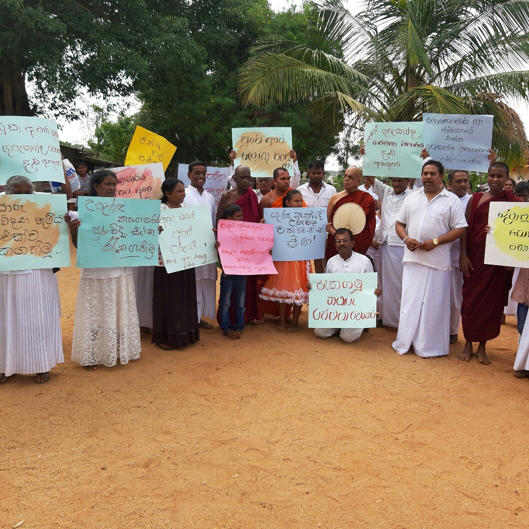 திட்டமிட்டு அழைத்துவரப்பட்ட சிங்கள மக்கள் தமிழா்களுக்கு எதிராக ஆா்ப்பாட்டம்..! இனமோதலுக்கு துபமிடும் பௌத்த பிக்கு.