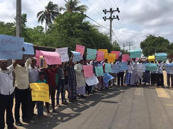 ஐஎஸ் தீவிரவாதத்தை அழிக்கக் கோரி யாழ். முஸ்லிம்கள் போராட்டம்!