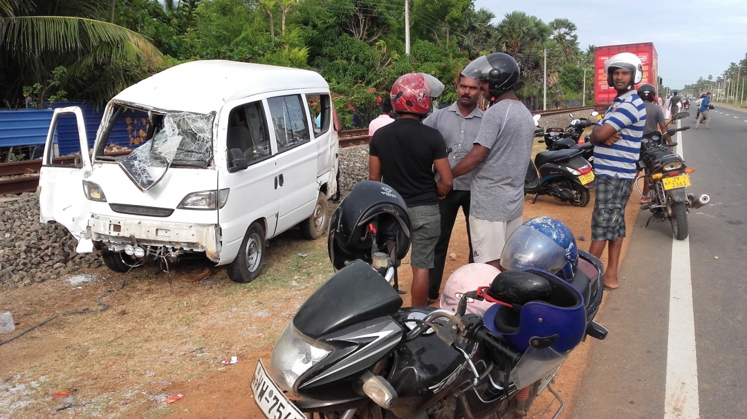 மிதமிஞ்சிய வேகம்..! வான் விபத்துக்குள்ளானதில் சாரதி படுகாயம்..