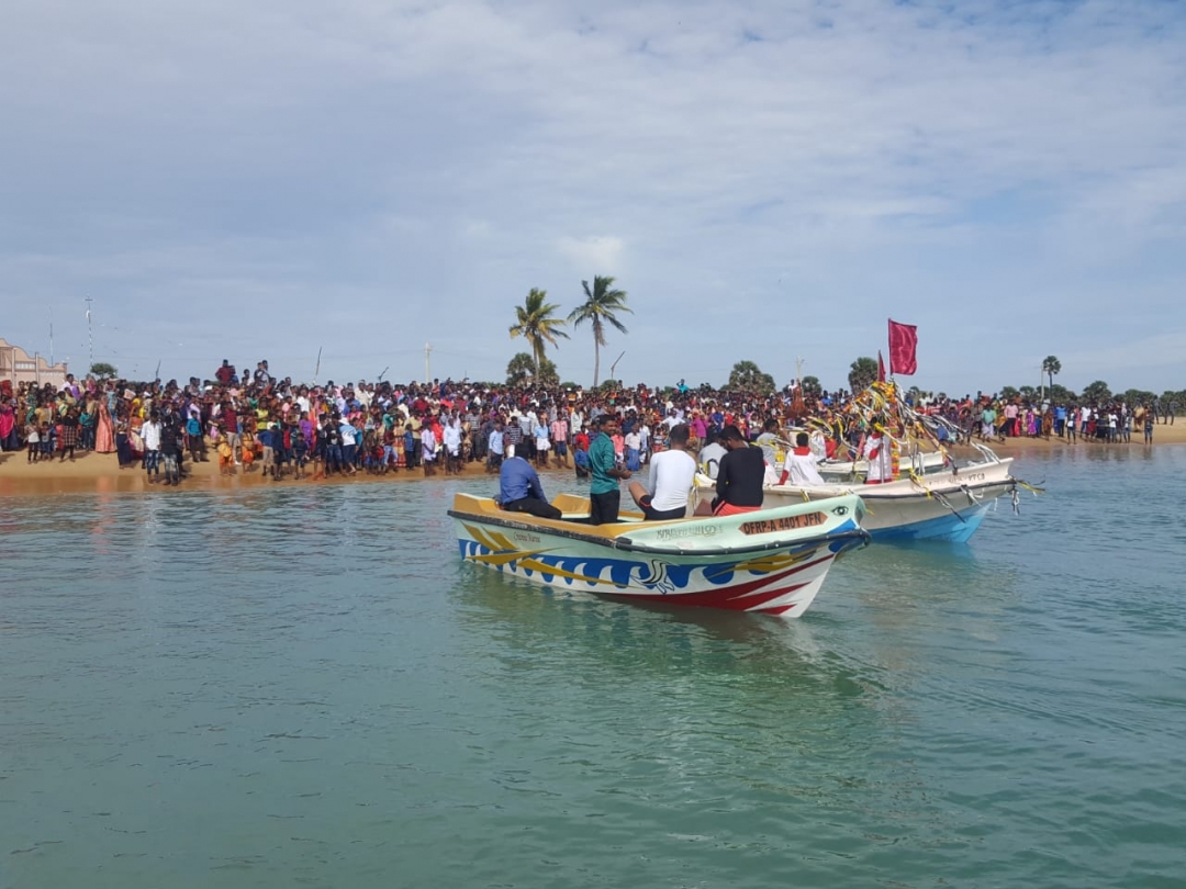 பக்தா்களால் நிறைந்த வெற்றிலைக்கேணி அந்தோனியாா் ஆலய வருடாந்த திருநாள் பூசை.. கடலில் உலாவந்த அந்தோனியாா்..