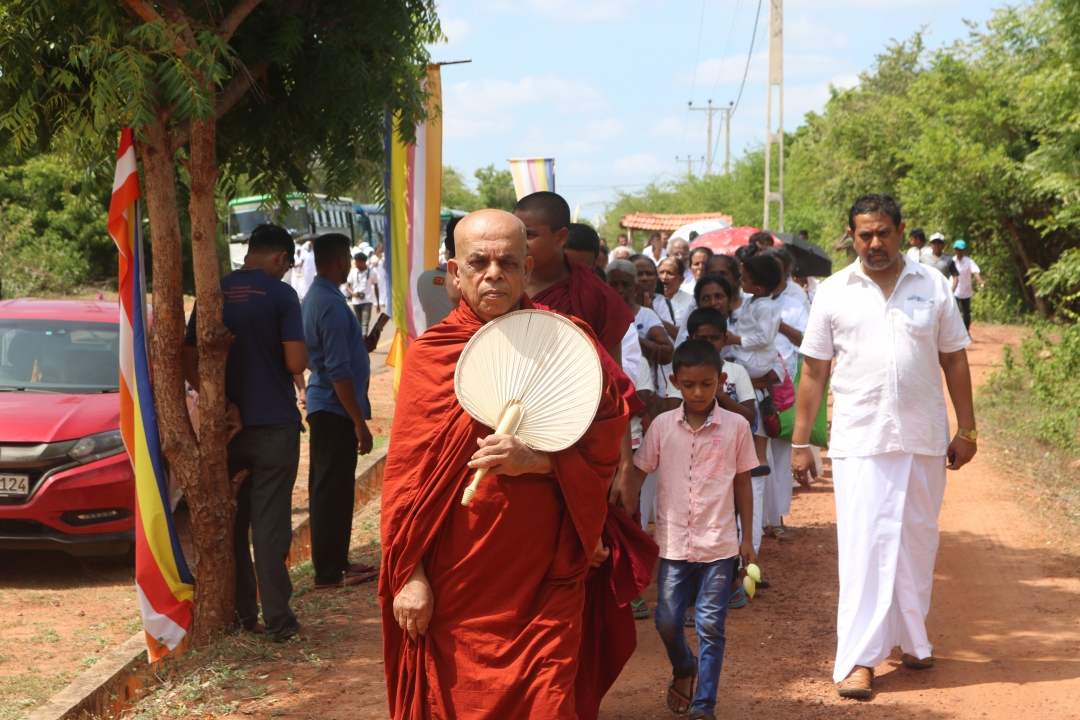 முல்லைத்தீவுக்கு அழைத்துவரப்பட்ட பெருமளவு சிங்கள மக்கள்..! இனமோதலை உருவாக்க பிக்குகள் திட்டமா..?