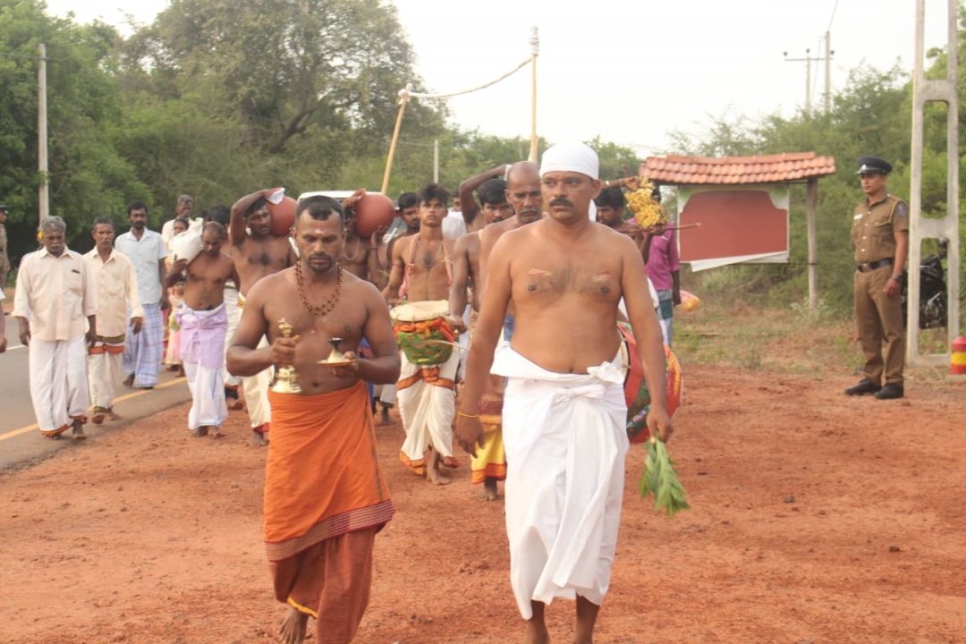 பொங்கல் விழாவை தடுக்க பொலிஸாா் தீவிர முயற்சி..! தடைகளை தாண்டி 108 பானைகளில் உாிமையை நிலைநாட்டும் பொங்கல் ஆரம்பம்..