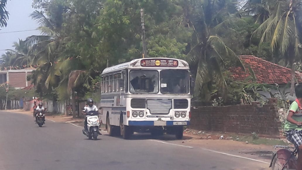 கல்முனையில் பயணிகள் பேருந்து மீது கல்வீச்சு..! காடையா்கள் தப்பி ஓட்டம்.