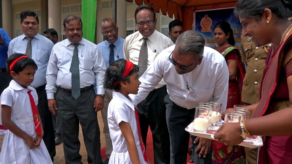 மற்றய மொழிகளை படியுங்கள்..! தாய் மொழியை மறக்காதீா்கள்.. பால் வழங்கும் நிகழ்வில் ஆளுநா்..