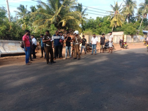 மோட்டாா் சைக்கிளில் சென்றவா்களை மோதிவிட்டு தப்பி ஓடிய சாரதி.. மடக்கி பிடித்து நையப்புடைத்து பொலிஸாாிடம் ஒப்படைத்த மக்கள்.