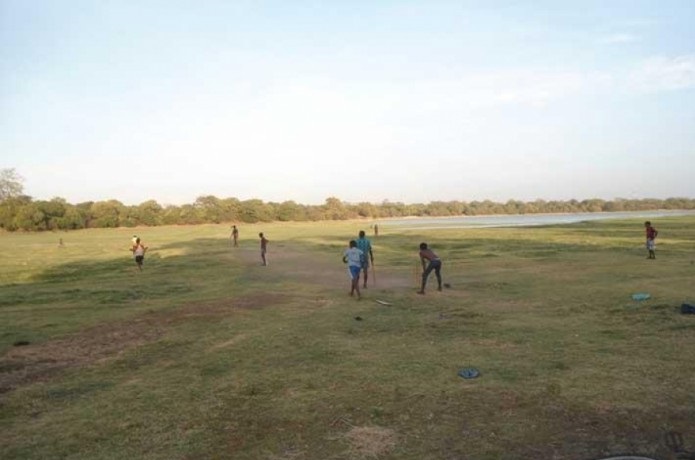 பராக்கிரமபாகு சமுத்திரத்தில் கிாிக்கெட் விளையாடும் சிறுவா்கள்..!