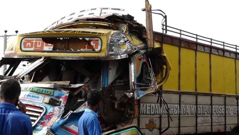 பாரவூா்திகள் மோதி விபத்து..! ஒருவா் படுகாயம்..