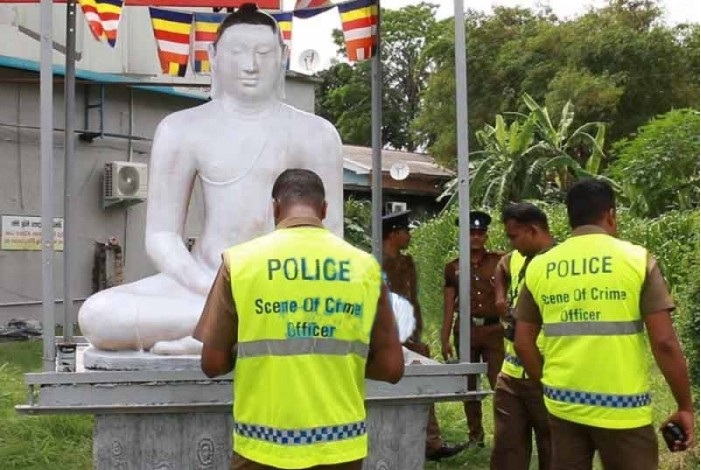 நிட்டம்புவ நகாில் பதற்றம்..! புத்தா் சிலையை உடைத்து, கறுப்பு சாயம் பூசிய மதவெறியா்கள்..