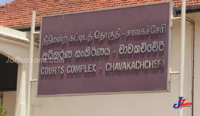 சட்டத்தரணிகளை புகைப்படம் எடுத்த இராணுவ புலனாய்வாளா்..! சாவகச்சோி நீதிமன்றுக்குள் பரபரப்பு..