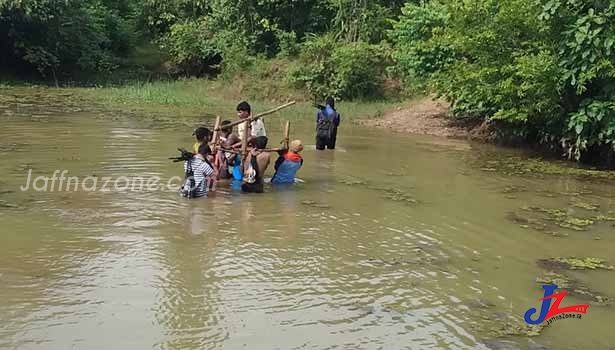 தலைக்கு ரூ.5 லட்சம் நிர்ணயிக்கப்பட்ட நக்சலைட்டின் உயிரை காக்க தங்கள் தோளில் சுமந்து செல்லும் போலீசார்