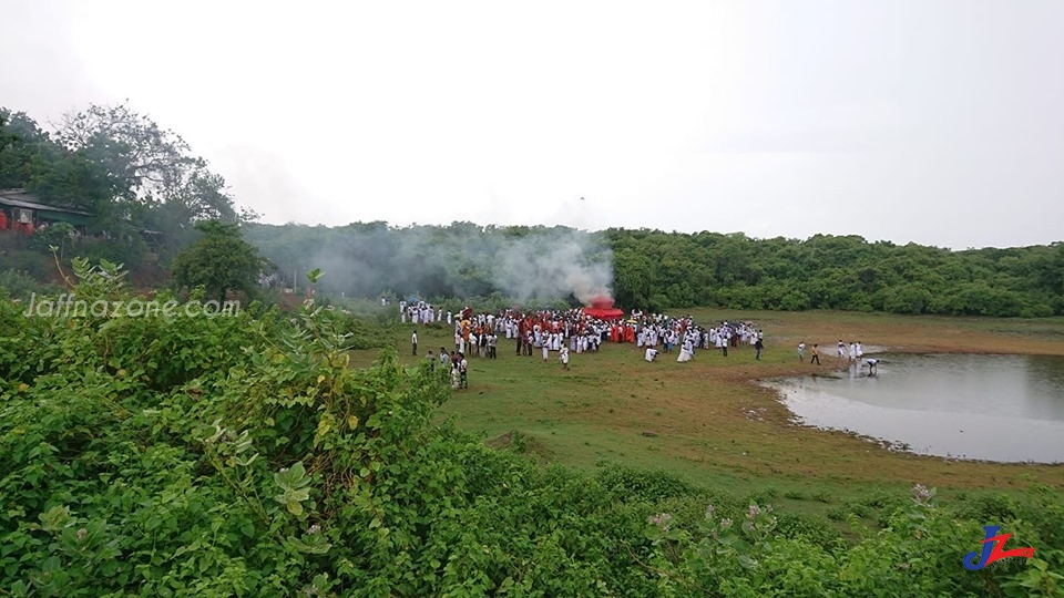 நீதிமன்ற தீா்ப்பை அவமதித்து வாய் பாா்த்துக் கொண்டிருக்கும் பொலிஸாா்..! பிக்குகள், சிங்கள மக்கள் அடாவடி..