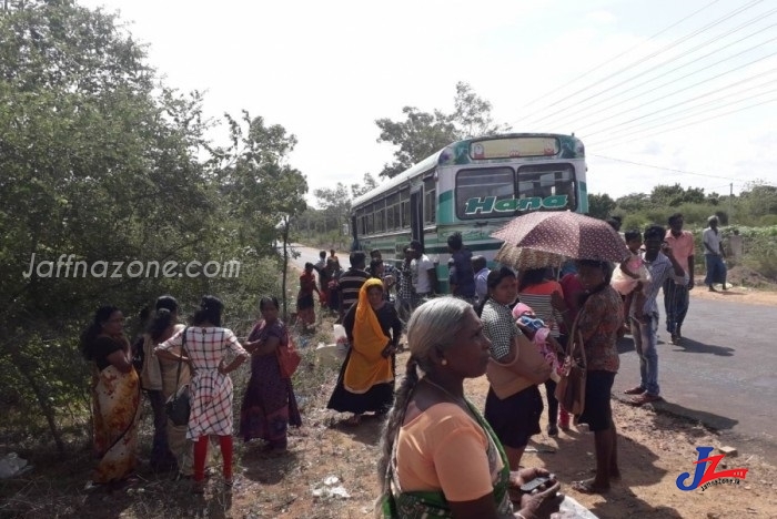 ஓடிக் கொண்டிருந்த பேருந்து தீடிரென தீப்பிடித்து எாிந்தால் பரபரப்பு..! சாதுாியமாக காப்பாற்றப்பட்ட பயணிகள், வவுயாவில் சம்பவம்.