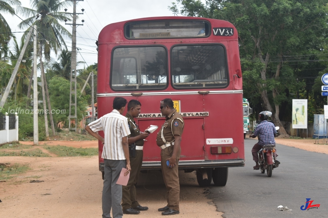 இ.போ.ச பேருந்து சாரதியின் அவசரம்..! 2 போ் படுகாயம், 3 வாகனங்கள் தொடா் விபத்து. வேப்பங்குளத்தில் சம்பவம்.