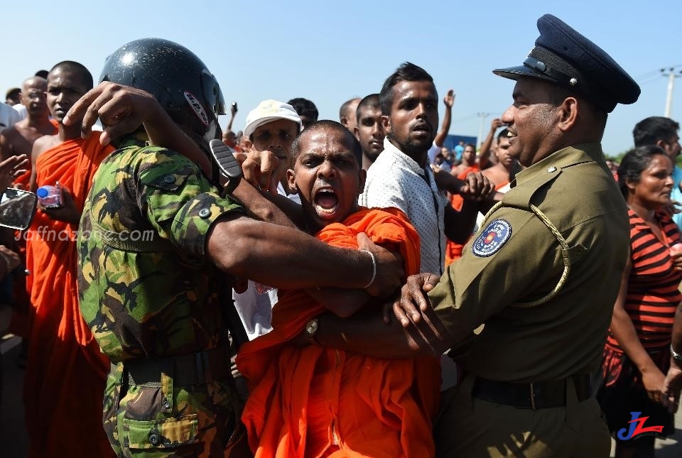 மீண்டும் இரத்த ஆறு ஓடும்..! வடமாகாண தமிழ் மக்களை எச்சாிக்கும் மல்வத்துபீட துணைநாயக்கா்.. பிக்குகள் சாதுவானவா்களாம்.