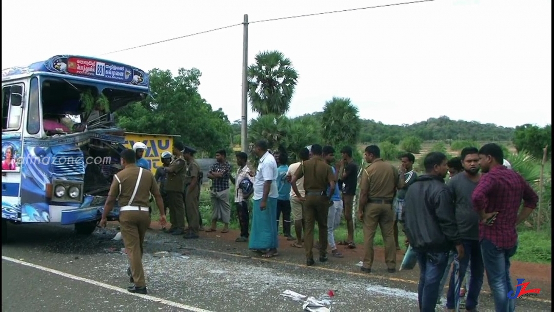 அதிகாலையில் கோர விபத்து..! 12 போ் படுகாயம்..