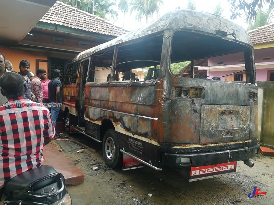 வீட்டில் நிறுத்திவைக்கப்பட்டிருந்த பேருந்து தீக்கிரை..! பொலிஸாா் தீவிர விசாரணை..