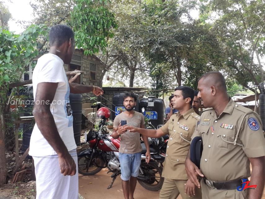 நீராவியடியில் மீண்டும் பதற்றம்..! பொலிஸாாின் பாதுகாப்பில் தமிழ் மக்களை அச்சுறுத்திய சிங்கள நபா்..