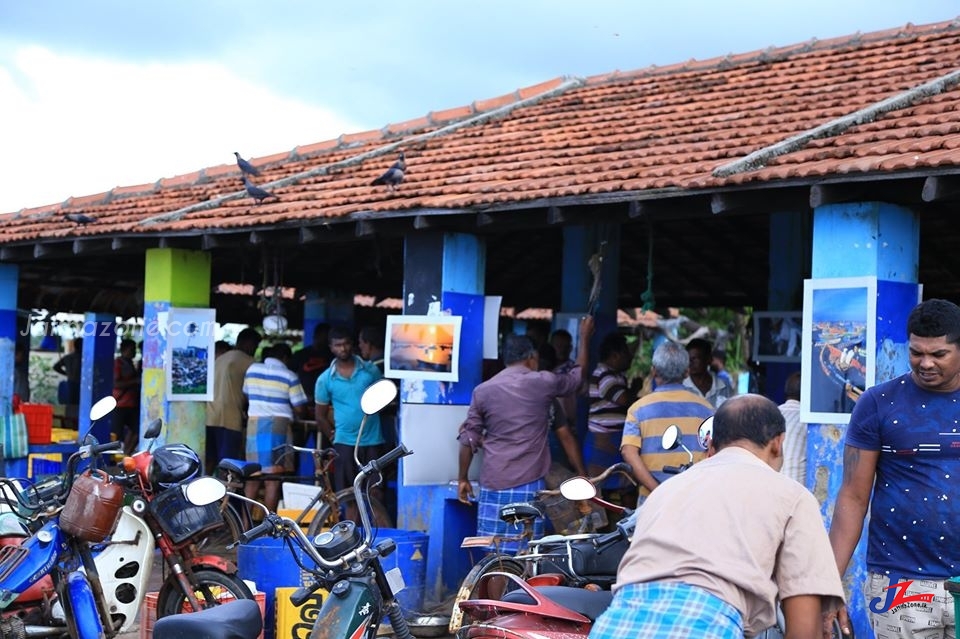 மிகவும் மாசுபட்ட கடலோர பகுதியாக யாழ்.குருநகா் கடற்பகுதி..! த.ராிலக்ஸனின் விழிப்புணா்வு ஒளிப்பட கண்காட்சி..