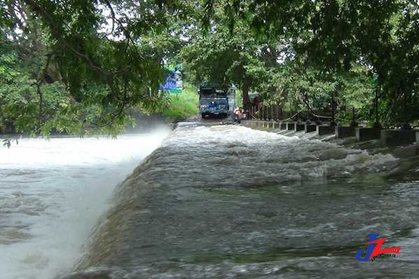 வெள்ளத்தில் மிதக்கும் மன்னார் - புத்தளம் வீதி!