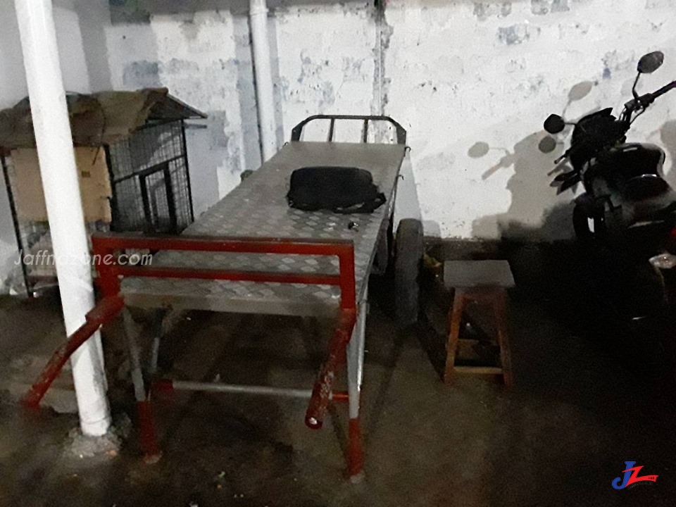 நாய்க் கூட்டிற்கு பக்கத்தில் பாதுகாப்பு உத்தியோகத்தருக்கு இருக்கை கொடுத்த யாழ் பிரபல நிறுவனம்
