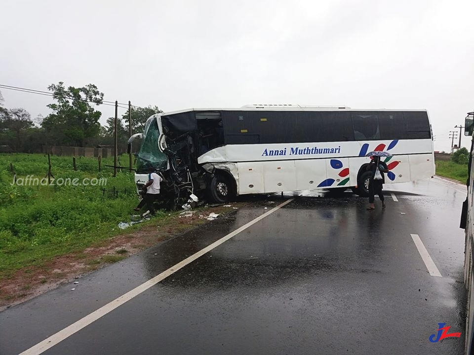 மாங்குளத்தில் டிப்பருடன் மோதிய சொகுசு பேருந்து..! கடும் மழையினால் விபத்து நடந்ததாக தகவல்..