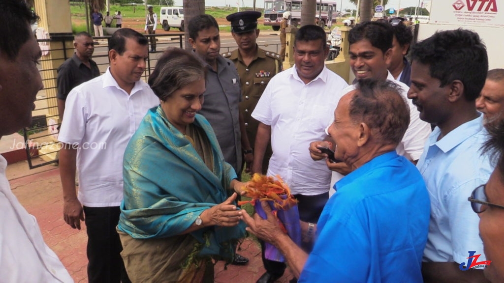 ஜனாதிபதி வேட்பாளா் சஜித் பிறேமதாஸவுக்காக யாழ்ப்பாணத்தில் களம் இறங்கினாா் சந்திாிக்கா..!