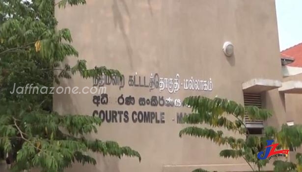 ஆவா குழுவின் முக்கிய ரவுடிகளில் ஒருவனான குமரேசன் வினோதன் நீதிமன்றில் சரடைணந்தான்..!