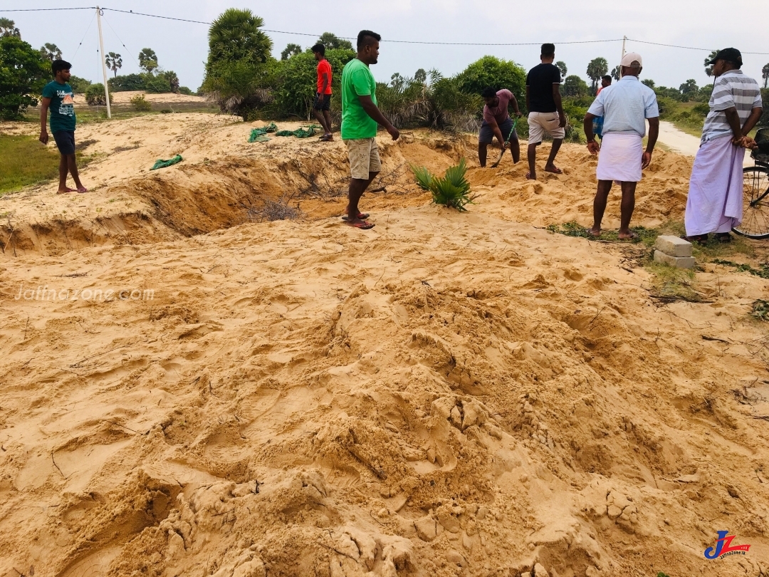 வடமராட்சி கிழக்கு குடத்தனை வடக்கில் மணல் கள்ளா்களை அடித்து விரட்டிய மக்கள்..!