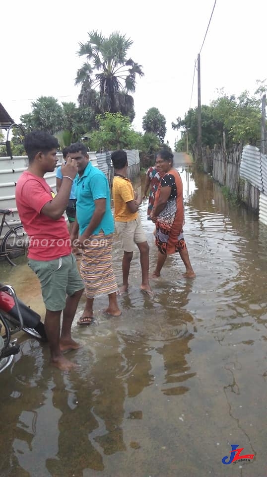 கனமழையினால் தாழ்நில பகுதிகளில் உள்ள குடியிருப்புக்களில் வெள்ளம்..! யாழ்.நகாில் 4 கிராமங்கள் பாதிப்பு..