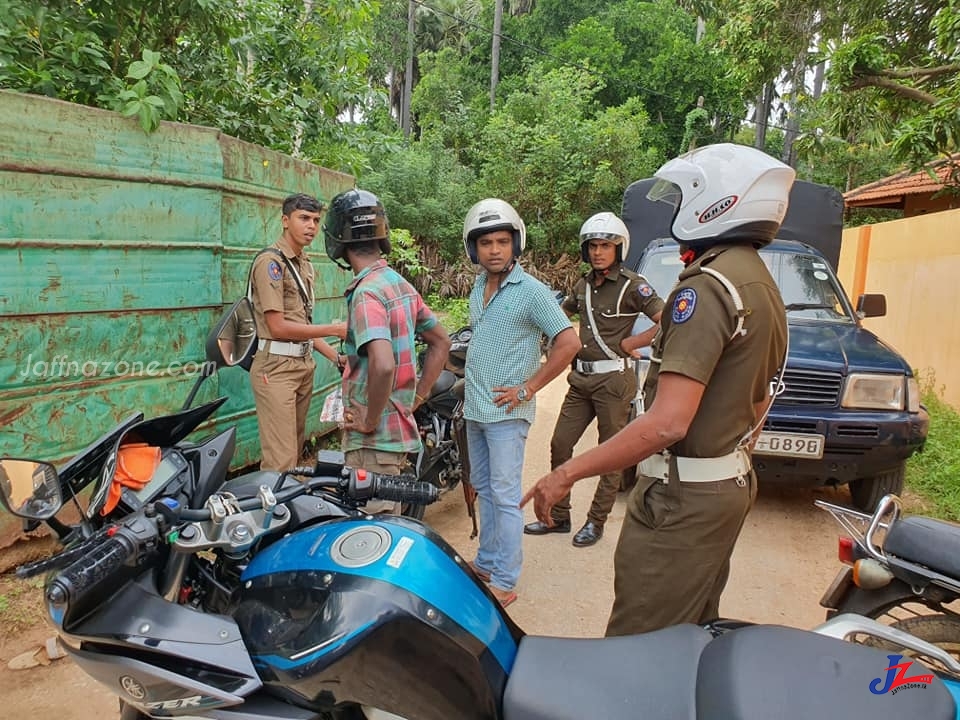 யாழ்.சுதுமலையில் தாக்குதல், பொலிஸாரிடமிருந்து தப்பி ஓடிய ஆவா குழு ரவுடிகள் இருவர் கைது..! மேலும் 4 ரவுடிகளுக்கு வலைவீச்சு..